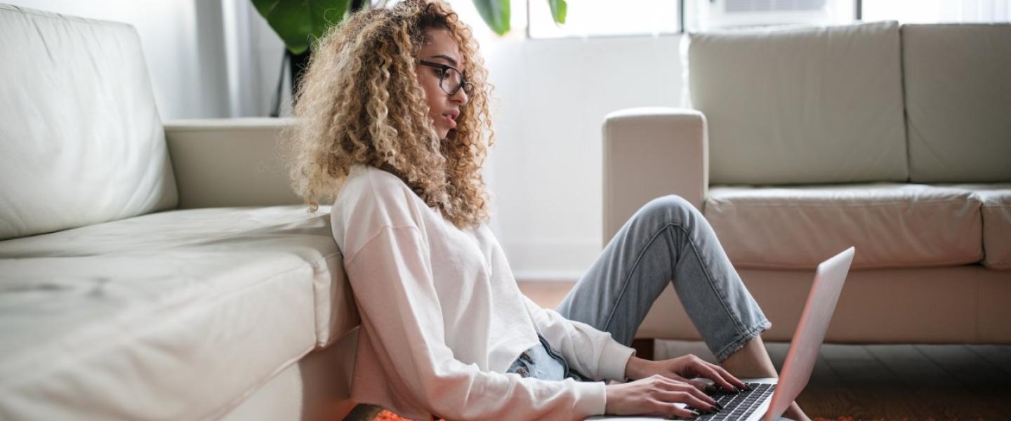 Femme travaillant sur un laptop