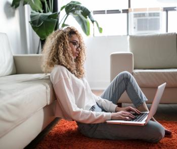 Femme travaillant sur un laptop